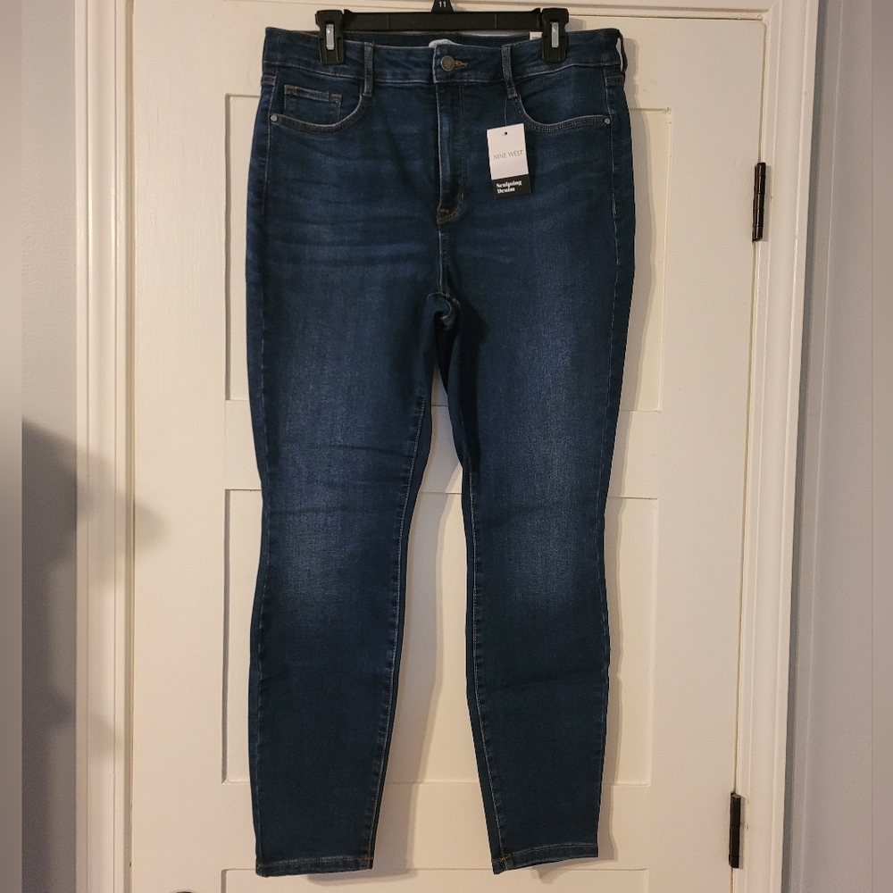 NWT Sculpting Skinny Jean
